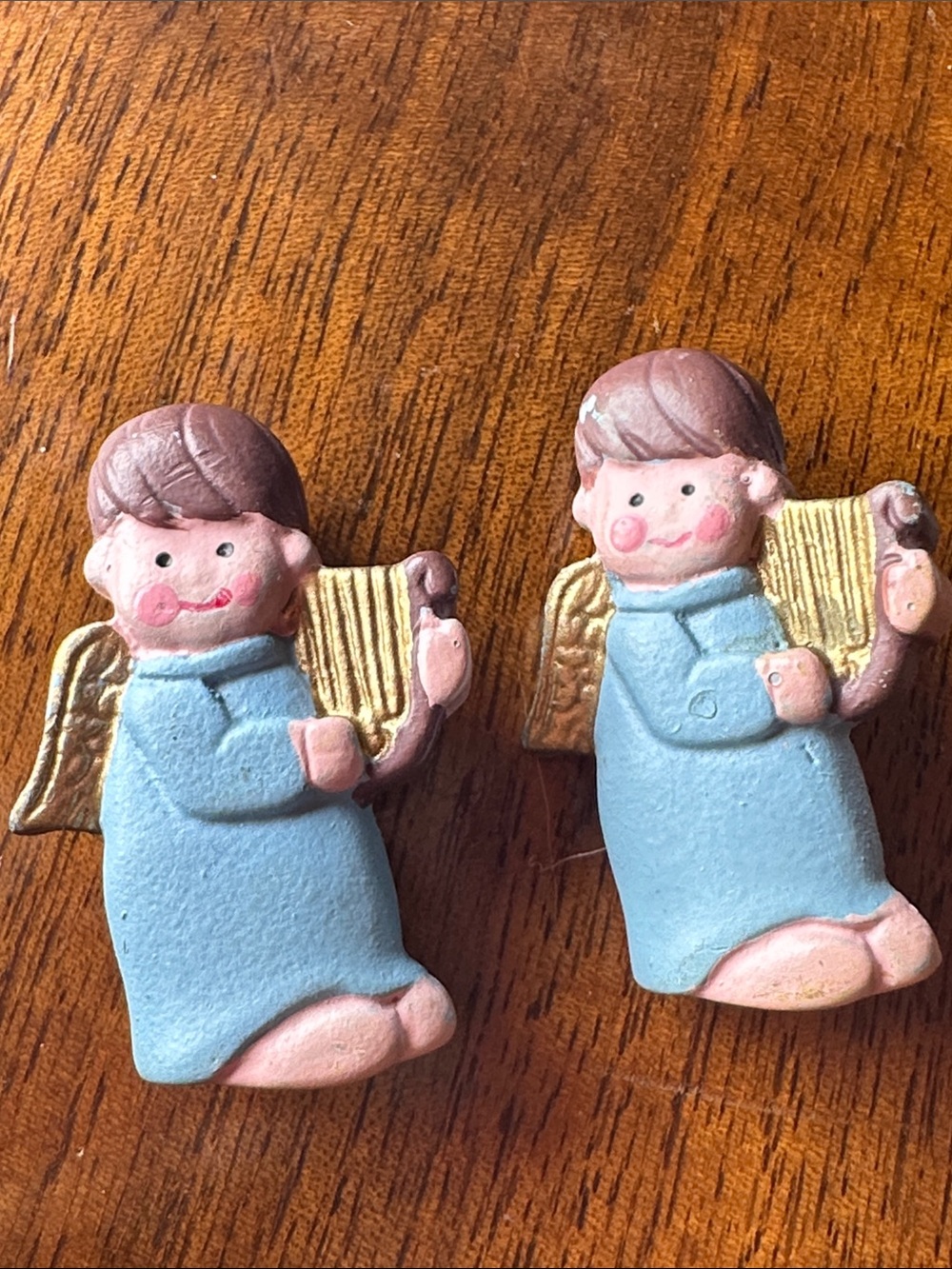 Vintage Set of 2 Blue Cherub Angel Playing Harps Plastic Resin Brooches/Pins